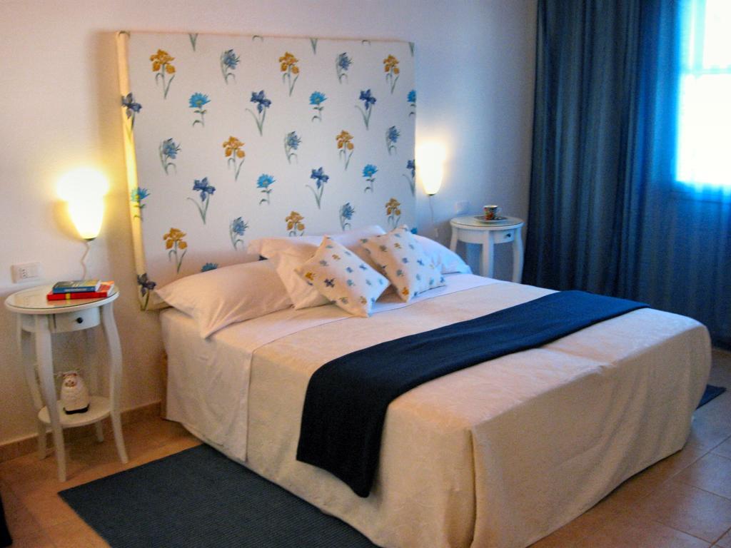 La Jacaranda Hotel Sant'Antioco Bilik gambar