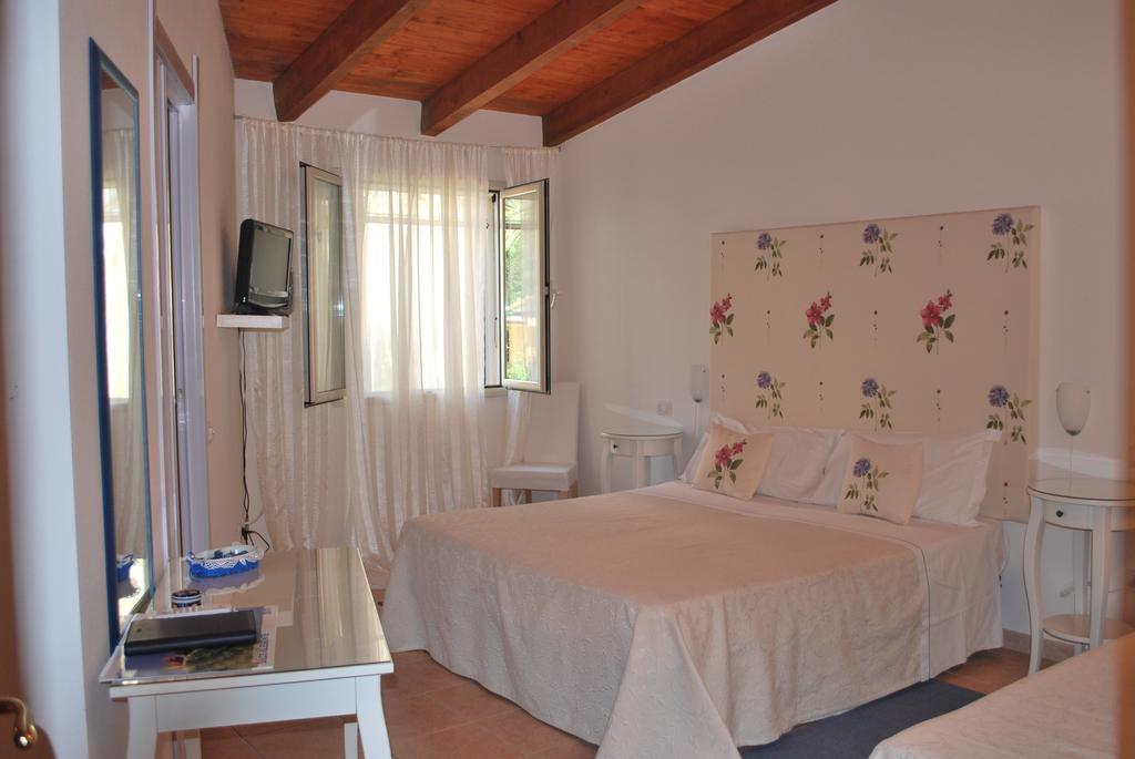 La Jacaranda Hotel Sant'Antioco Bilik gambar